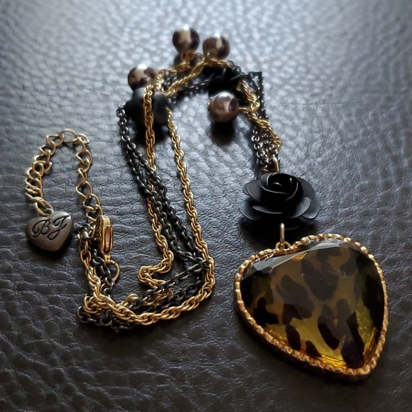 Betsey Johnson necklace - Picture 3 of 9